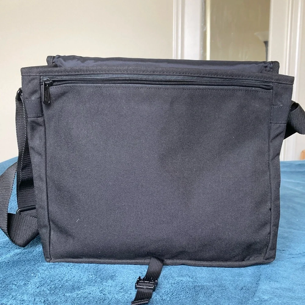 Manhattan Portage medium DJ Messenger Bag in black